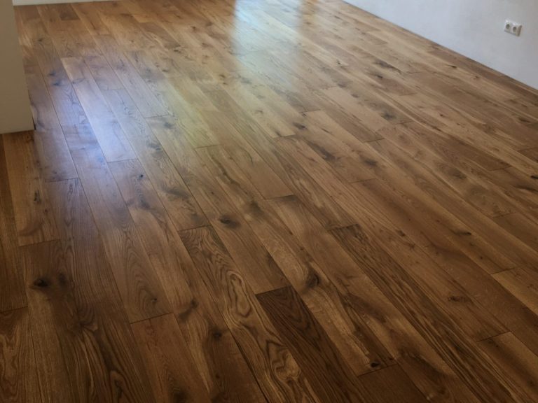 Schleifen, Versiegeln Holzboden mit warmen Farbtönen und natürlicher Maserung in einem Raum.