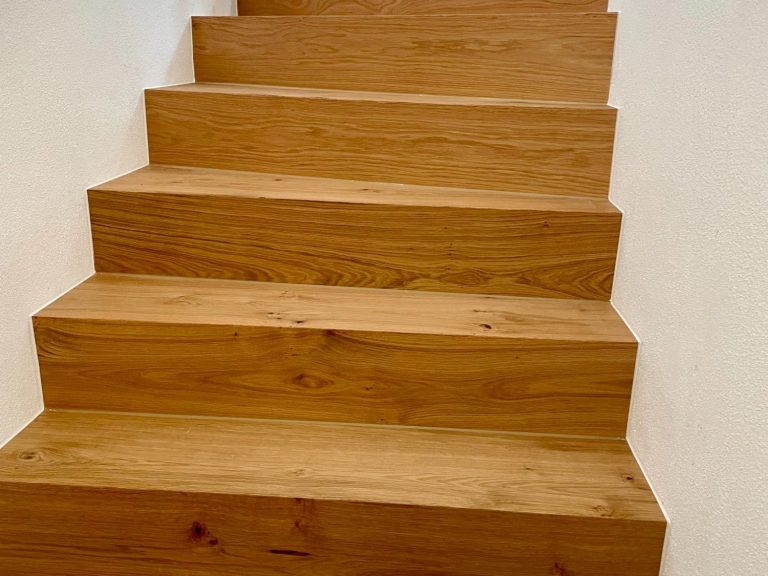 Treppenstufen Holztreppe mit mehreren Stufen, die nach oben führen, hellbraune Holzoberfläche.